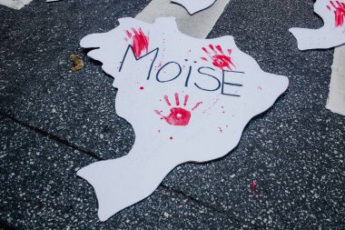 Protestocular, Rio de Janeiro 'da Kongolu Mose Mugenyi Kabagambe' nin ölümünü protesto ederken adalet talep ediyorlar. 5 Şubat 2022, Rio de Janeiro, Brezilya: Protestocular Barra da Tijuca 'daki Tropicalia büfesi önünde toplandılar