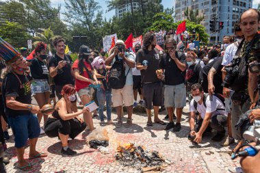 Protestocular, Rio de Janeiro 'da Kongolu Mose Mugenyi Kabagambe' nin ölümünü protesto ederken adalet talep ediyorlar. 5 Şubat 2022, Rio de Janeiro, Brezilya: Protestocular Barra da Tijuca 'daki Tropicalia büfesi önünde toplandılar