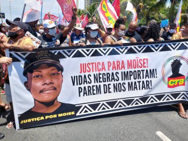 Protestocular, Rio de Janeiro 'da Kongolu Mose Mugenyi Kabagambe' nin ölümünü protesto ederken adalet talep ediyorlar. 5 Şubat 2022, Rio de Janeiro, Brezilya: Protestocular Barra da Tijuca 'daki Tropicalia büfesi önünde toplandılar