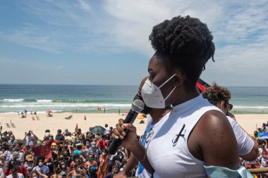 Protestocular, Rio de Janeiro 'da Kongolu Mose Mugenyi Kabagambe' nin ölümünü protesto ederken adalet talep ediyorlar. 5 Şubat 2022, Rio de Janeiro, Brezilya: Protestocular Barra da Tijuca 'daki Tropicalia büfesi önünde toplandılar