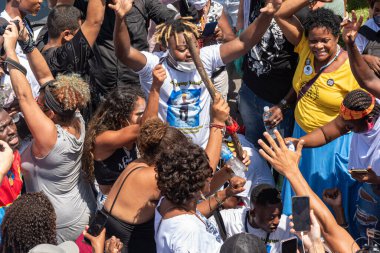 Protestocular, Rio de Janeiro 'da Kongolu Mose Mugenyi Kabagambe' nin ölümünü protesto ederken adalet talep ediyorlar. 5 Şubat 2022, Rio de Janeiro, Brezilya: Protestocular Barra da Tijuca 'daki Tropicalia büfesi önünde toplandılar