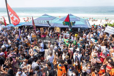 Protestocular, Rio de Janeiro 'da Kongolu Mose Mugenyi Kabagambe' nin ölümünü protesto ederken adalet talep ediyorlar. 5 Şubat 2022, Rio de Janeiro, Brezilya: Protestocular Barra da Tijuca 'daki Tropicalia büfesi önünde toplandılar