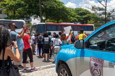 Protestocular, Rio de Janeiro 'da Kongolu Mose Mugenyi Kabagambe' nin ölümünü protesto ederken adalet talep ediyorlar. 5 Şubat 2022, Rio de Janeiro, Brezilya: Protestocular Barra da Tijuca 'daki Tropicalia büfesi önünde toplandılar