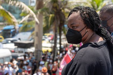 Protestocular, Rio de Janeiro 'da Kongolu Mose Mugenyi Kabagambe' nin ölümünü protesto ederken adalet talep ediyorlar. 5 Şubat 2022, Rio de Janeiro, Brezilya: Protestocular Barra da Tijuca 'daki Tropicalia büfesi önünde toplandılar