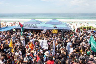 Protestocular, Rio de Janeiro 'da Kongolu Mose Mugenyi Kabagambe' nin ölümünü protesto ederken adalet talep ediyorlar. 5 Şubat 2022, Rio de Janeiro, Brezilya: Protestocular Barra da Tijuca 'daki Tropicalia büfesi önünde toplandılar