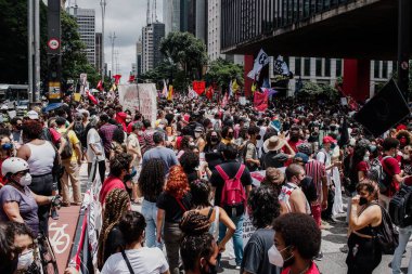 Protestocular, Rio de Janeiro 'da Kongolu Mose Mugenyi Kabagambe' nin ölümünü protesto ederken adalet talep ediyorlar. 5 Şubat 2022, Rio de Janeiro, Brezilya: Protestocular Barra da Tijuca 'daki Tropicalia büfesi önünde toplandılar