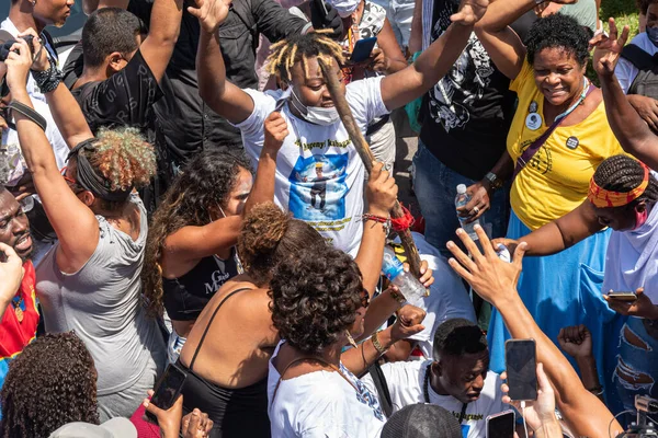 抗議者はリオ ジャネイロのコンゴ モーズ ムゲンイ カバガンベの死に抗議して正義を要求する 2022年2月5日 ブラジルのリオデジャネイロ 抗議者は ティジュカのトロピカリア キオスクの前で抗議中に集まる — ストック写真
