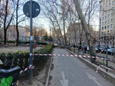 Saatte 110 km 'ye varan rüzgar Milano' da hasara yol açıyor. 7 Şubat 2022, Milan, İtalya. Saatte 110 km hıza ulaşan güçlü rüzgarlar, 7 Pazartesi günü İtalya 'nın Milano kentinde büyük hasara yol açtı. Bugünkü sert rüzgârla birlikte, bütün parklar risk almaktan kaçınmak için kapalı. 
