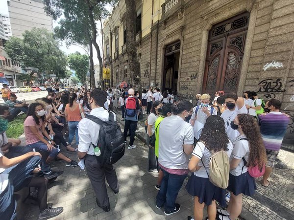 Родители Педро II Колледжа протестуют против возвращения личных занятий. 7 февраля 2022 года, Рио-де-Жанейро, Бразилия: Родители студентов колледжа Педро II протестуют против возвращения личных занятий. Деятельность была возобновлена в гибриде 