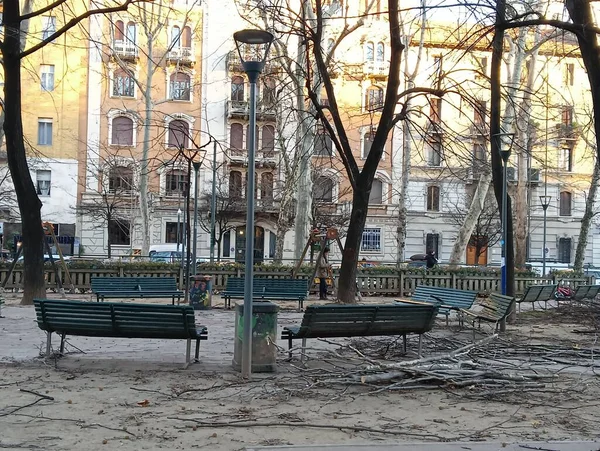 Saatte 110 km 'ye varan rüzgar Milano' da hasara yol açıyor. 7 Şubat 2022, Milan, İtalya. Saatte 110 km hıza ulaşan güçlü rüzgarlar, 7 Pazartesi günü İtalya 'nın Milano kentinde büyük hasara yol açtı. Bugünkü sert rüzgârla birlikte, bütün parklar risk almaktan kaçınmak için kapalı. 