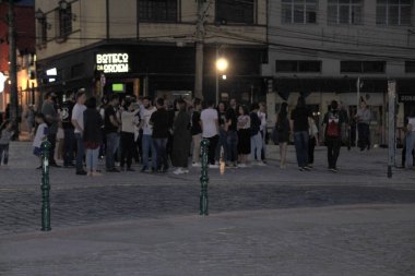 Curitiba şehir merkezindeki barlarda ve halka açık yerlerde hareketlilik. 11 Şubat 2022, Curitiba, Parana, Brezilya: Parana 'nın başkenti Curitiba' da barlarda ve kamusal alanlarda 11 Şubat Cuma günü hareket). 