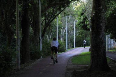 Curitiba şehrindeki bir bisiklet yolunda bisikletçilerin hareketi. 11 Şubat 2022, Curitiba, Parana, Brezilya: Parana 'nın başkenti Curitiba' ya yayılan çok sayıda ortak bisiklet yolunun birinde bisikletçilerin hareketi (11) Cuma günü)