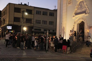 Curitiba şehir merkezindeki barlarda ve halka açık yerlerde hareketlilik. 11 Şubat 2022, Curitiba, Parana, Brezilya: Parana 'nın başkenti Curitiba' da barlarda ve kamusal alanlarda 11 Şubat Cuma günü hareket). 