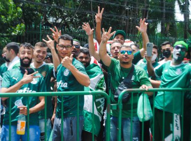 Palmeiras taraftarları, FIFA Dünya Kulüpler Kupası için Chelsea ile oynanan maçı izliyorlar. 12 Şubat 2022, Sao Paulo, Brezilya: Palmeiras taraftarları futbol maçını izlemek için Pompeia 'daki Allianz Parque Stadyumu' nun etrafında toplandılar. 