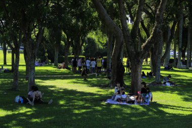 Güneşli bir gün halkı Curitiba 'daki Barigui Park' a götürür. 12 Şubat 2022, Curitiba, Parana, Brezilya: Güneşli bir yaz günü halkı 12 Cumartesi günü Curitiba kentindeki Barigui Park 'a götürdü.).