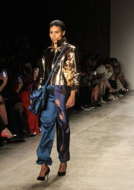 Global Fashion Collective NYFW FW 22: Sanjukta 'nın Stüdyosu (Kadınlar). 12 Şubat 2022, Brooklyn, New York, ABD: Global Fashion Collective Designers, NOLO (Çocuk ve Kadın) Sanjukta 'nın Stüdyosu (Kadın Koleksiyonu) koleksiyonunu sergiliyor) 