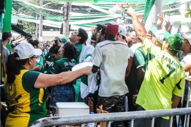 Palmeiras taraftarları, FIFA Dünya Kulüpler Kupası için Chelsea ile oynanan maçı izliyorlar. 12 Şubat 2022, Sao Paulo, Brezilya: Palmeiras taraftarları futbol maçını izlemek için Pompeia 'daki Allianz Parque Stadyumu' nun etrafında toplandılar. 