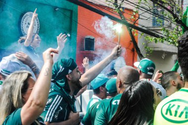 Palmeiras taraftarları, FIFA Dünya Kulüpler Kupası için Chelsea ile oynanan maçı izliyorlar. 12 Şubat 2022, Sao Paulo, Brezilya: Palmeiras taraftarları futbol maçını izlemek için Pompeia 'daki Allianz Parque Stadyumu' nun etrafında toplandılar. 