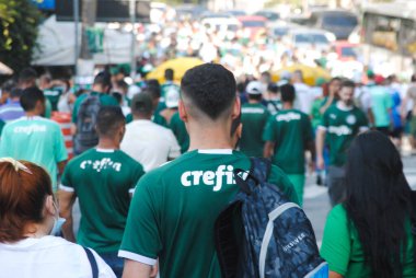 Palmeiras taraftarları, FIFA Dünya Kulüpler Kupası için Chelsea ile oynanan maçı izliyorlar. 12 Şubat 2022, Sao Paulo, Brezilya: Palmeiras taraftarları futbol maçını izlemek için Pompeia 'daki Allianz Parque Stadyumu' nun etrafında toplandılar. 