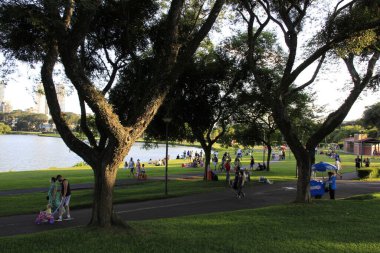 Güneşli bir gün halkı Curitiba 'daki Barigui Park' a götürür. 12 Şubat 2022, Curitiba, Parana, Brezilya: Güneşli bir yaz günü halkı 12 Cumartesi günü Curitiba kentindeki Barigui Park 'a götürdü.).