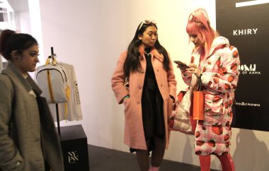 NYFW FW 22: İnsan Hareketi. 15 Şubat 2022, New York, ABD: New York 'taki Spring Studios, New York' ta NYFW Fall / Winter 2022 yılındaki insanların hareketi. Konuklardan maske takmaları ve herhangi birine katılmak için aşı kanıtı göstermeleri isteniyor.