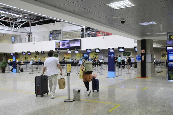 クリチバ空港での旅客移動 2022年2月14日ブラジル パラナ州クリチバ1月末からパラナ市内の10都市へのフライトを開始し 4月上旬にCuritiba空港での動き — ストック写真