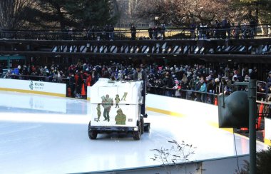 New York, ABD, Central Park: 20 Şubat 2022: Soğuk havada Central Park 'ta yoğun insan hareketleri. Soğuk havaya rağmen, insanlar ata binerken, spor yaparken, paten yaparken, hayvanat bahçelerini gezerken ve eğlenirken görülüyorlar.
