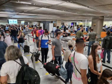 Brezilya, Sao Paulo: 20 Şubat 2022: Bu Pazar Sao Paulo 'daki Guarulhos Uluslararası Havalimanı' nda çok fazla hareket var