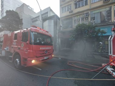 Rio de Janeiro Copacabana 'da yangın çıktı. 22 Şubat 2022, Rio de Janeiro, Brezilya: İtfaiyeciler, Rio de Janeiro 'daki Copacabana Mahallesi' nde Nossa Senhora de Copacabana Bulvarı 'ndaki bir mülkte çıkan yangını kontrol altına almak için çağrıldılar.