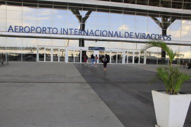 Campinas, Sao Paulo 'daki Viracopos havaalanında yolcu hareketi. 22 Şubat 2022, Campinas, Sao Paulo, Brezilya: Sao Paulo 'nun iç kesimindeki Campinas şehrindeki Viracopos Uluslararası Havalimanı' nda yolcu hareketi