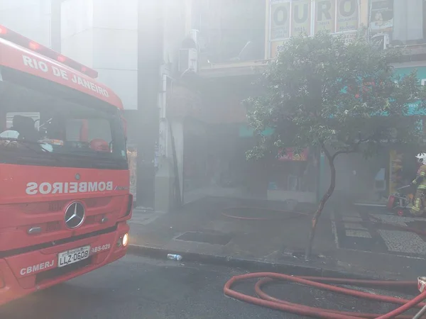 里约热内卢科帕卡巴那发生了火灾 2022年2月22日 巴西里约热内卢 在里约热内卢Copacabana街区的Nossa Senhora Copacabana大道 消防员被要求控制一场火灾 — 图库照片
