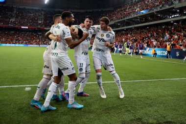 Sudamericana Futbol Recopa Finali: Palmeiras ve Athletico-PR. 23 Şubat 2022 'de, Curitiba, Parana, Brezilya: Palmeiras takımından Raphael Veiga' nın attığı golün kutlanması, Athletico-PR ve Palmeiras arasında oynanan futbol maçı sırasında