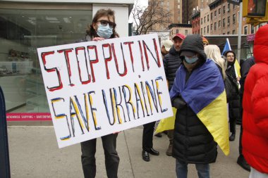 Ukraynalılar, Rusya 'nın Ukrayna' yı işgal etmesini protesto ediyorlar. 24 Şubat 2022, New York, ABD: New York 'taki bazı Ukraynalılar, Rusya' nın Lexington Bulvarı üzerinden New York 'taki BM karargahına yürümesini protesto ettiler 