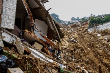 Petropolis 'teki yağmurlar yüzünden heyelan sonucu oluşan hasarın görüntüsü. 24 Şubat 2022, Petropolis, Rio de Janeiro, Brezilya: Morro da Oficina 'da yağan yağmurlar nedeniyle heyelanın yol açtığı hasarın görüntüsü