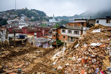 Petropolis 'teki yağmurlar yüzünden heyelan sonucu oluşan hasarın görüntüsü. 24 Şubat 2022, Petropolis, Rio de Janeiro, Brezilya: Morro da Oficina 'da yağan yağmurlar nedeniyle heyelanın yol açtığı hasarın görüntüsü