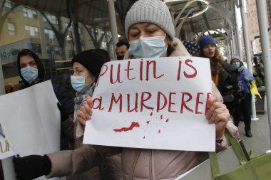 Ukraynalılar, Rusya 'nın Ukrayna' yı işgal etmesini protesto ediyorlar. 24 Şubat 2022, New York, ABD: New York 'taki bazı Ukraynalılar, Rusya' nın Lexington Bulvarı üzerinden New York 'taki BM karargahına yürümesini protesto ettiler 