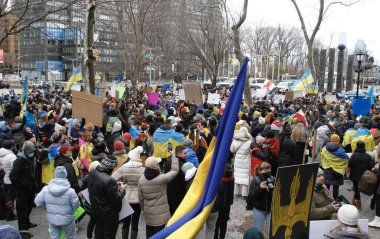Ukraynalılar, Rusya 'nın Ukrayna' yı BM Karargahı 'nda işgal etmesini protesto etti. 24 Şubat 2022, New York, ABD: New York 'taki bazı Ukraynalılar Rusya' nın Ukrayna 'yı işgal etmesini protesto ettiler
