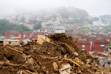 Petropolis 'teki yağmurlar yüzünden heyelan sonucu oluşan hasarın görüntüsü. 24 Şubat 2022, Petropolis, Rio de Janeiro, Brezilya: Morro da Oficina 'da yağan yağmurlar nedeniyle heyelanın yol açtığı hasarın görüntüsü