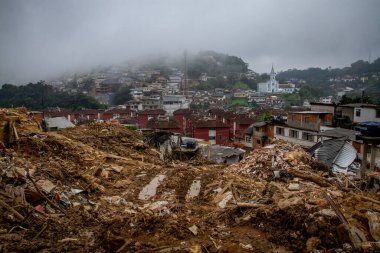 Petropolis 'teki yağmurlar yüzünden heyelan sonucu oluşan hasarın görüntüsü. 24 Şubat 2022, Petropolis, Rio de Janeiro, Brezilya: Morro da Oficina 'da yağan yağmurlar nedeniyle heyelanın yol açtığı hasarın görüntüsü