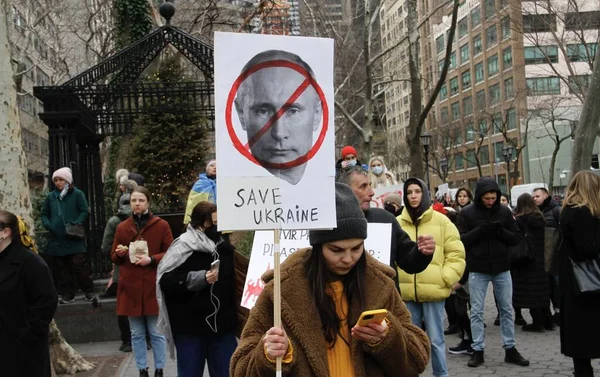 Ουκρανοί Διαμαρτύρονται Κατά Της Ρωσικής Εισβολής Στην Ουκρανία Στα Κεντρικά — Φωτογραφία Αρχείου