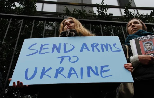 Ukraynalılar, Rusya 'nın Ukrayna' yı BM Karargahı 'nda işgal etmesini protesto etti. 24 Şubat 2022, New York, ABD: New York 'taki bazı Ukraynalılar Rusya' nın Ukrayna 'yı işgal etmesini protesto ettiler