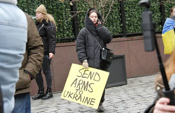 ウクライナは国連本部でロシアのウクライナ侵攻に抗議する 2022年2月24日 アメリカ ニューヨーク ニューヨークの国連本部でロシアによるウクライナ侵攻に抗議するウクライナ人の中にはロシアを要求する者もいた — ストック写真