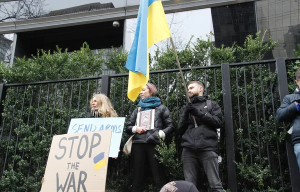 ウクライナは国連本部でロシアのウクライナ侵攻に抗議する 2022年2月24日 アメリカ ニューヨーク ニューヨークの国連本部でロシアによるウクライナ侵攻に抗議するウクライナ人の中にはロシアを要求する者もいた — ストック写真