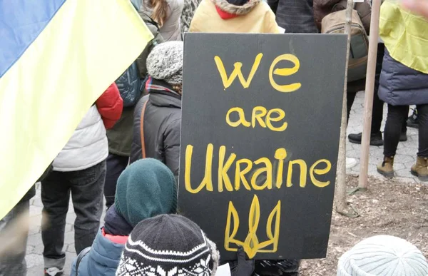우크라이나 본부에서 러시아의 우크라이나 침공에 항의하다 2022 우크라이나 사람들 뉴욕에 — 무료 스톡 포토