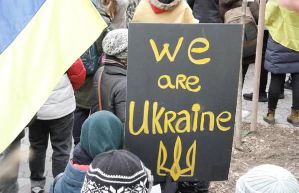 Ukrainer Protestieren Vor Dem Hauptquartier Gegen Die Russische Invasion Der — kostenloses Stockfoto