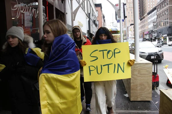ニューヨークのウクライナ人ウクライナ侵攻に対する抗議 2022年2月24日 ニューヨーク アメリカ ニューヨークのウクライナ人の中には レキシントン アベニュー沿いを国連本部まで行進するロシアのウクライナ侵攻に抗議する者もいる — ストック写真
