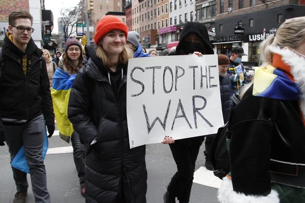 Ucranianos Nueva York Protestan Contra Invasión Rusa Ucrania Febrero 2022 — Foto de stock gratuita