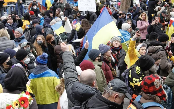 乌克兰人在联合国总部抗议俄罗斯入侵乌克兰 2022年2月24日 美国纽约 纽约的一些乌克兰人在纽约联合国总部抗议俄罗斯入侵乌克兰 要求俄罗斯 — 免费的图库照片