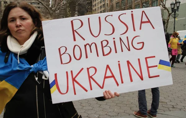 Ukraynalılar, Rusya 'nın Ukrayna' yı BM Karargahı 'nda işgal etmesini protesto etti. 24 Şubat 2022, New York, ABD: New York 'taki bazı Ukraynalılar Rusya' nın Ukrayna 'yı işgal etmesini protesto ettiler
