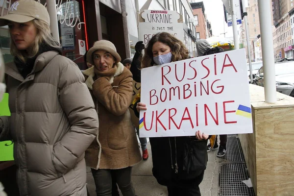 Warga Ukraina New York Memprotes Invasi Rusia Ukraina Februari 2022 — Foto Stok Gratis